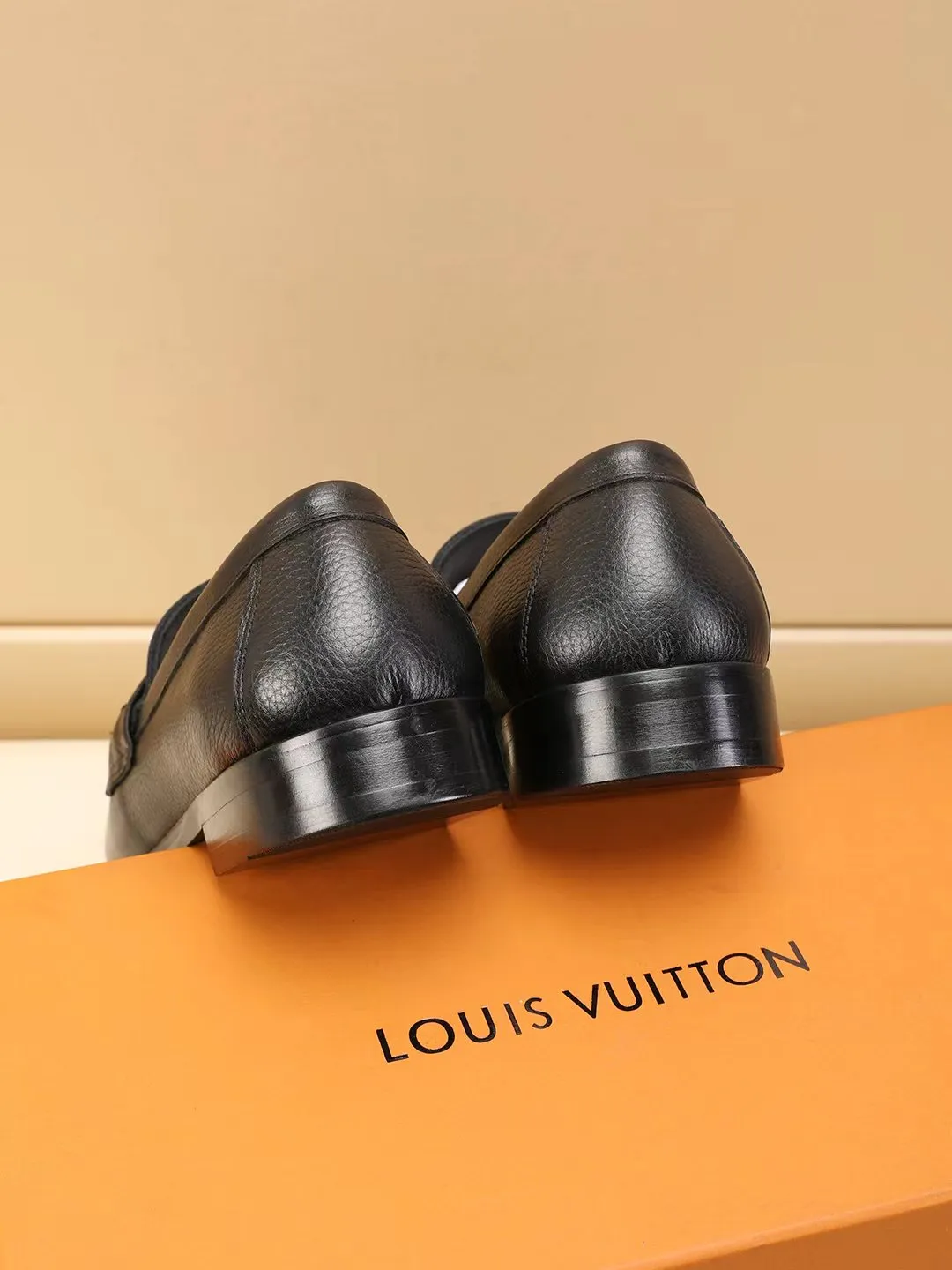 Men's shoes 440 💰 Louis Vuitton LV ® 🆕 model 🔛Full shoe counter, first layer cowhide, 🐂leather lined casual shoes for men, super soft outsole, essential for driving. Synchronized with the counter, original first layer cowhide, completely 1:1 mold customization🌹top version, color optional! Number: 39-44 (customized at 38.45.46)